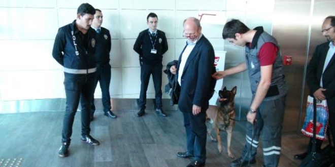 Türkiye'den misilleme... Yolcular köpekle arandı
