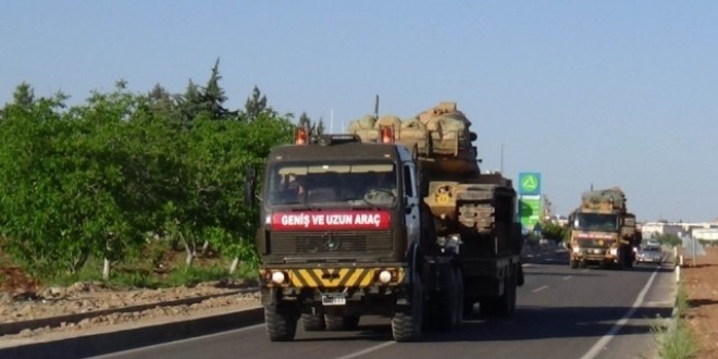 Suriye sınırına obüs ve tank sevkiyatı sürüyor