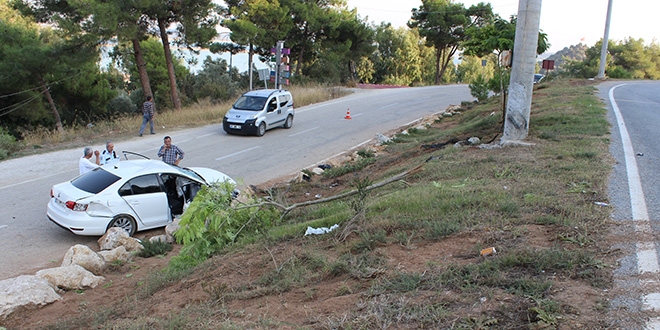 Adana'da trafik kazas: 1'i polis memuru, 2 yaral