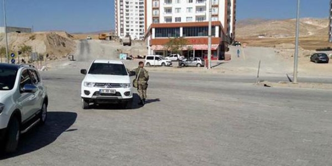 Mahallede operasyon... Giriş çıkışlar kapatıldı