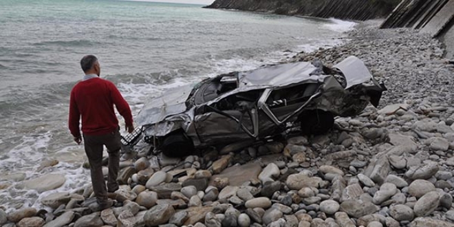 Uçurumdan deniz kenarına düşen otomobilin sürücüsü öldü