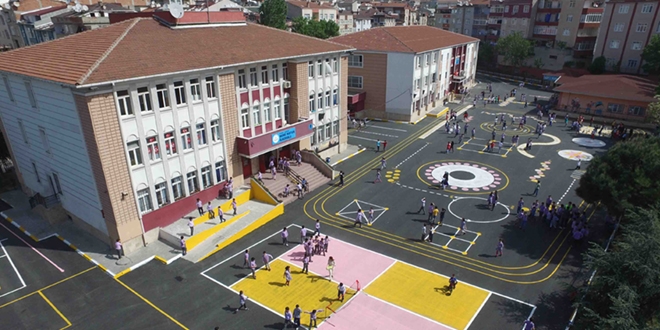 Tekli eğitime geçilirken, okul bahçeleri yok ediliyor