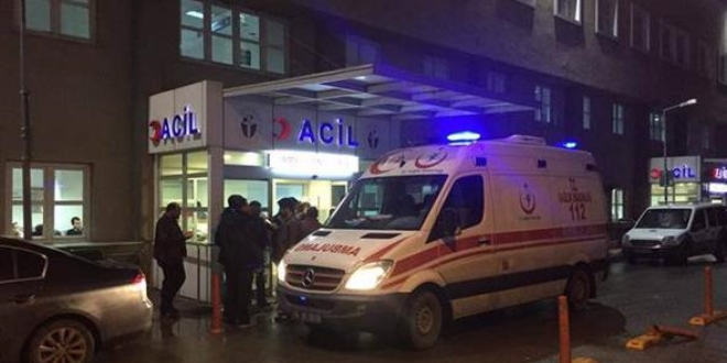 Başına cam tabla düşen acil servis doktoru yaralandı