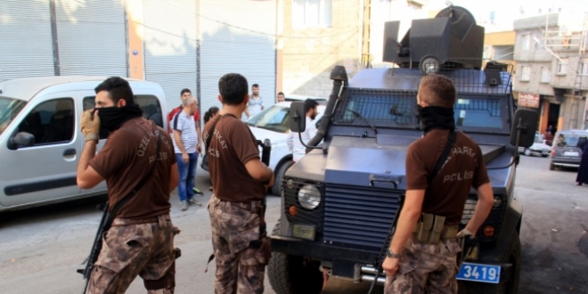 Ailesini rehin ald�, polis ikna etti