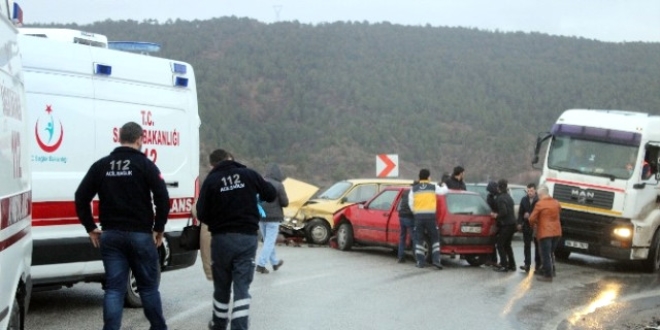 K�tahya'da trafik kazas�: 6 yaral�