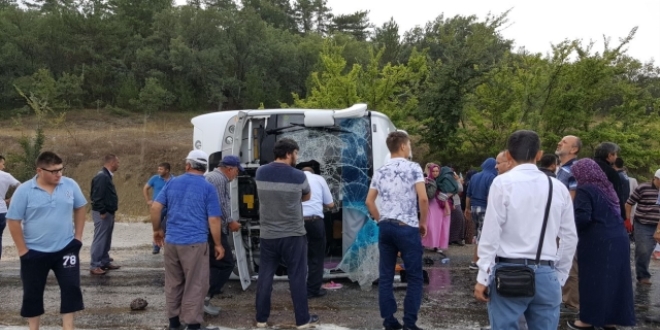 Giresun'da midibüs devrildi: 19 yaralı