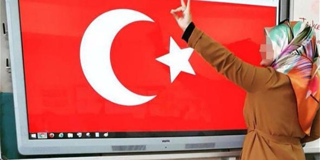 Sınıfta bozkurt işareti yapan öğretmenin işine son verildi
