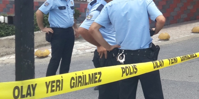 Boşandığı eşini ve erkek arkadaşını bıçakladı