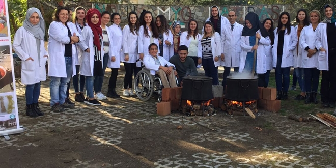 Öğrenciler, kök boyası ile yün iplik boyamayı öğreniyor