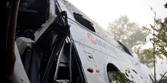 Eski�ehir'de yolcu otob�s�yle kamyon �arp��t�: 15 yaral�