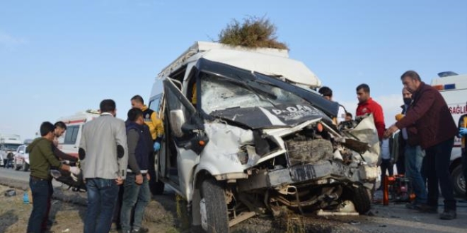 A�r�'da otomobil ile minib�s �arp��t�: 1 �l�, 8 yaral�