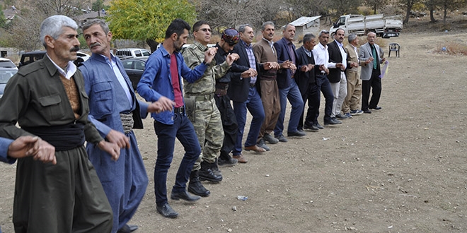 Vatandaşlar asker ve polisle düğünde halay çekti