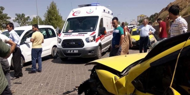 Bingöl'de trafik kazası: 23 yaralı