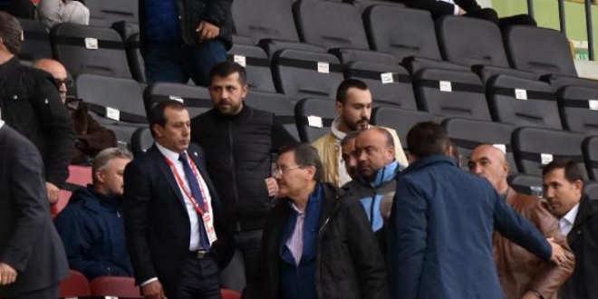 Melih Gökçek, istifa sonrası tribünlerde