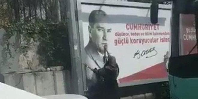 Atatürk sevgisi, afişinin kirlenmesine bile izin vermedi