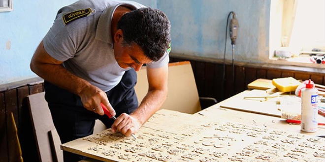 Güvenlik görevlisi ahşabı dantel gibi işliyor