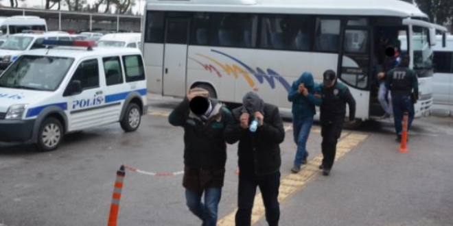 Balıkesir'de 3'ü emniyet personeli, 12 kişi gözaltında