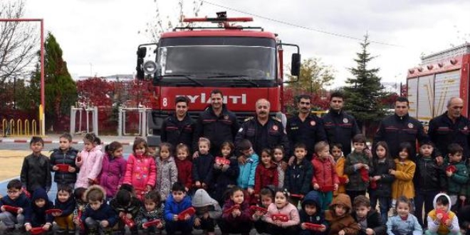 Anaokulu öğrencilerinden itfaiyeye ziyaret