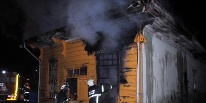 Tarihi cami yangında kullanılamaz hale geldi