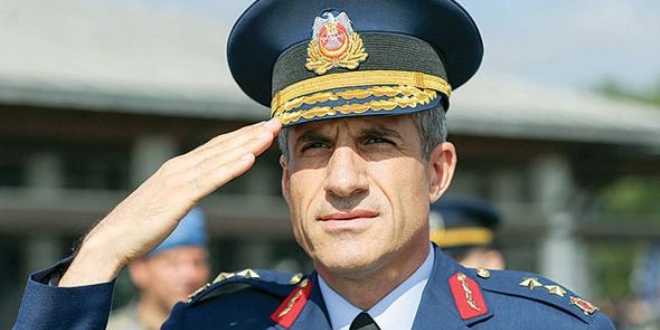 Darbeci tümgeneralin derdest tiyatrosu