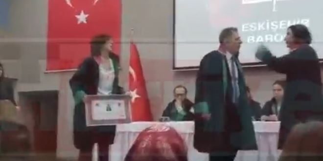 Eskişehir Barosu'nda 'Elimi nasıl sıkmazsın' kavgası