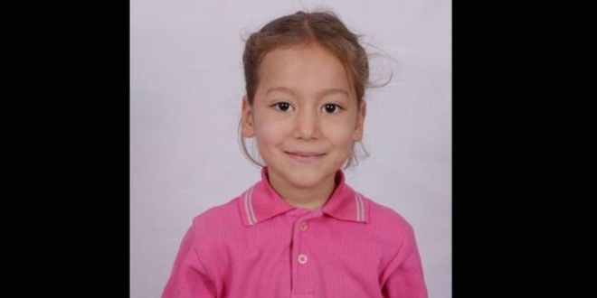 7 ya��ndaki S�meyye, ��retmenin otomobili alt�nda can verdi