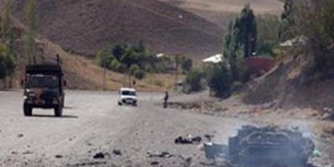 Yakalanacağını anlayan teröristler araçtaki bombayı patlattı