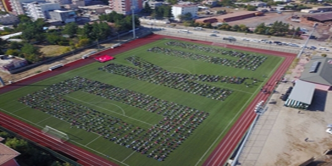 2 bin öğrenci stadyumda kitap okudu