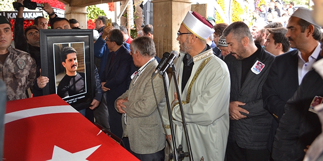 Şehit polisin cenaze namazını imam babası kıldırdı