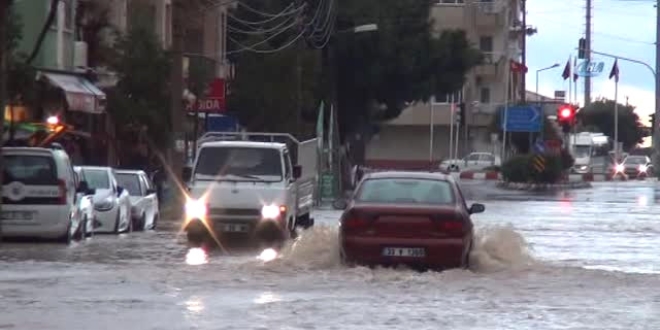 Mersin'de saanak nedeniyle ev ve iyerlerini sel bast