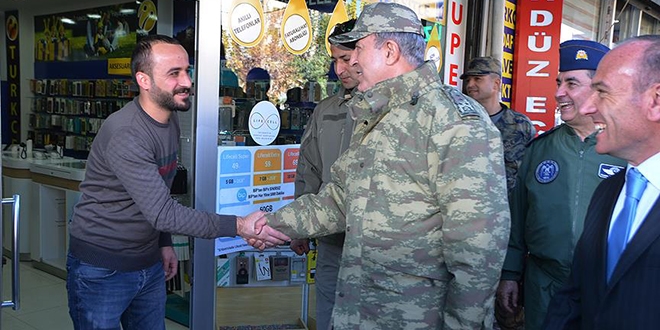 Komutanlar Yüksekova'da esnafı ziyaret etti