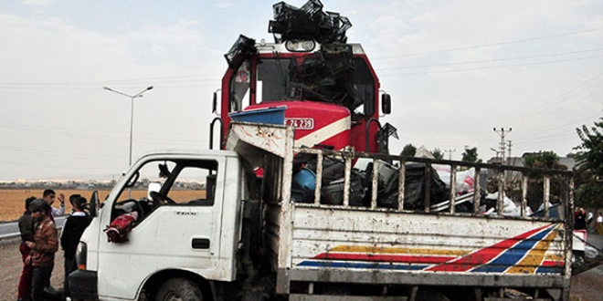 Batman'da yolcu treni ile kamyonet �arp��t�