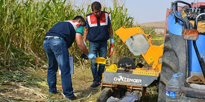 Tohum makinesine atk�s�n� kapt�ran �ift�i �ld�