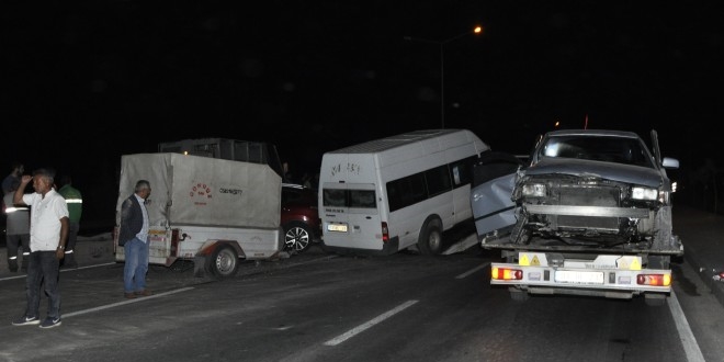 Afyonkarahisar'da ��renci servisi kaza yapt�: 8 yaral�