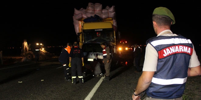 Çanakkale'de hafif ticari araç kamyona çarptı: 1 ölü, 1 yaralı