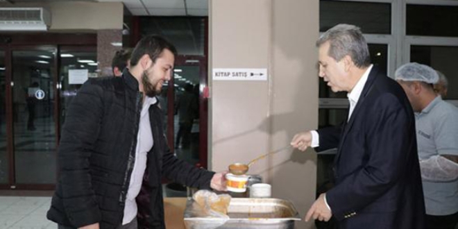 Rektör'den öğrencilere gece yarısı çorba ikramı