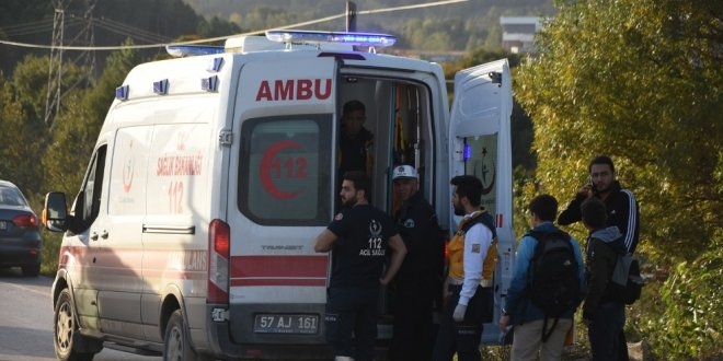 Sinop'ta otomobil bariyerlere arpt: 1'i bebek, 4 yaral