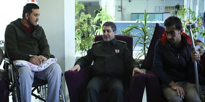Korg. Bayraktaroğlu, darp edilen gazileri ziyaret etti