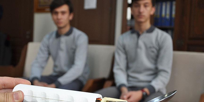 Öğrenciler içindekilerin dökülmediği kaşık tasarladı