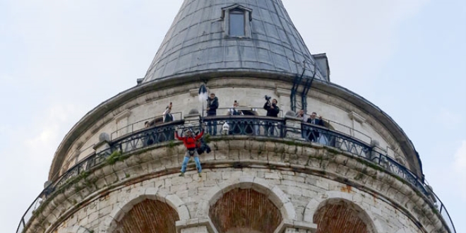 Cengiz Koçak Galata Kulesi'nden atladı