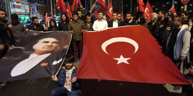 Lise öğrencilerinden 'Ata'ya Saygı Nöbeti'