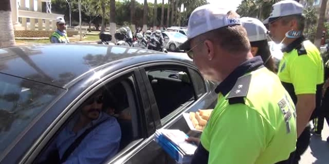Trafik polisleri ceza yazarak değil, kitap dağıtarak sürücüleri uyardı
