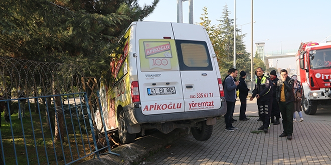 Kontrolden çıkan araç komutanlığın bahçesine girdi