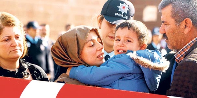 Şehit Kaymakam Safitürk, mezarı başında anıldı