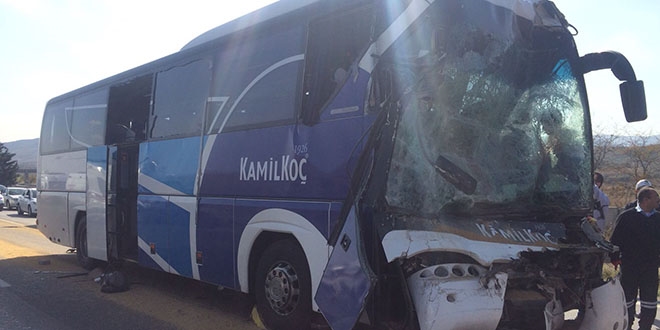 Otobüs çekiciye bağlı tıra çarptı: 1 ölü, 9 yaralı