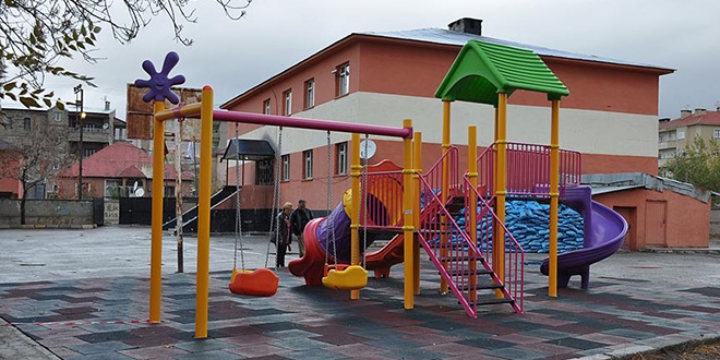 Y�ksekova'da okul bah�eleri parka d�n��t�r�l�yor