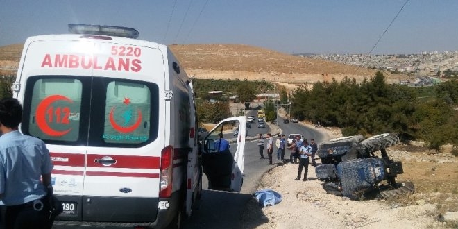 Devrilen trakt�r�n alt�nda kalan anne ve k�z� �ld�