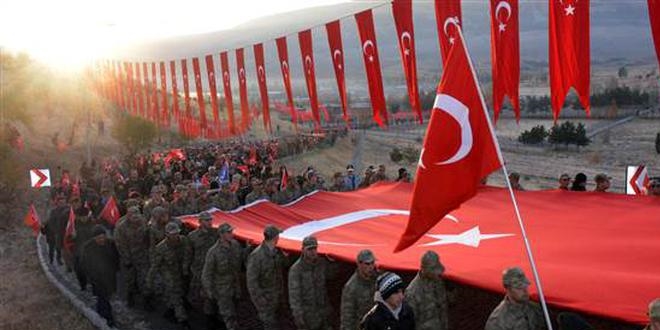 20 bin asker, polis, vatandaş güneş doğarken yürüyüşe geçti