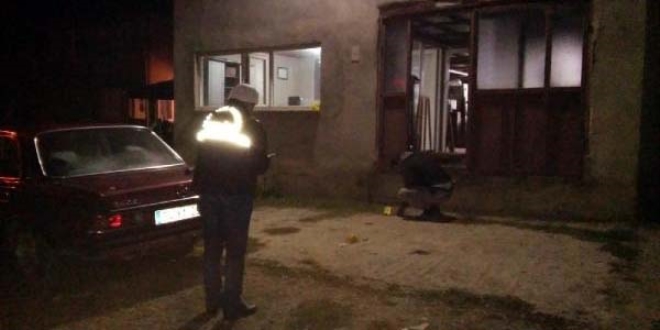Ağabeyini, tüfekle 8 el ateş edip öldürdü