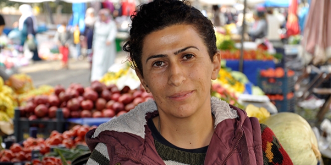 Evde oturmak yerine çalışıp hayalindeki arabayı aldı